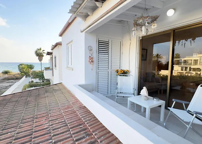 Sundy Beach Seaview 2Bdr Larnaka Dhekelia Апартаменты Ларнака